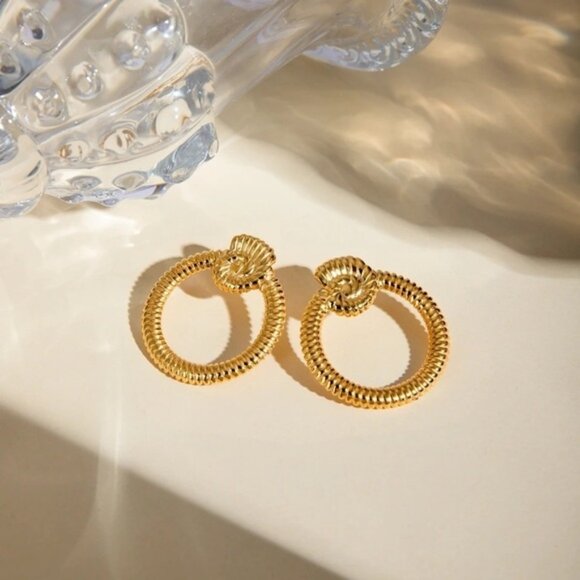 18k Gold Plated Threaded Conch Earrings - Picture 2 of 9